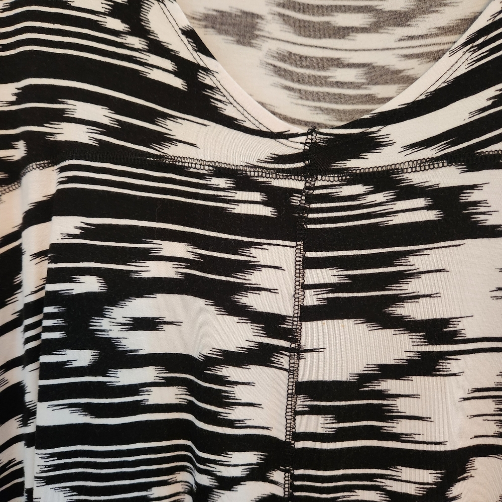 (4 For $20) Cynthia Rowley Black and White print blouse. Size 1X.   Soft pattern - Picture 2 of 5